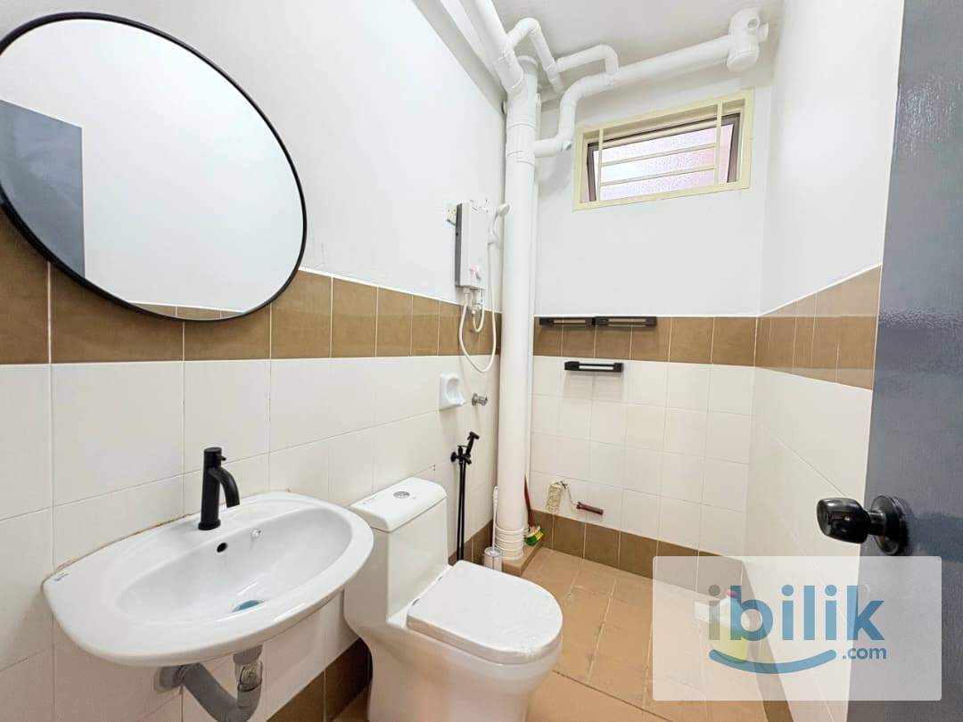 Budget Fully-Furnished Single room with A/C & Window for Rent at KIP Villa JB - Image 5