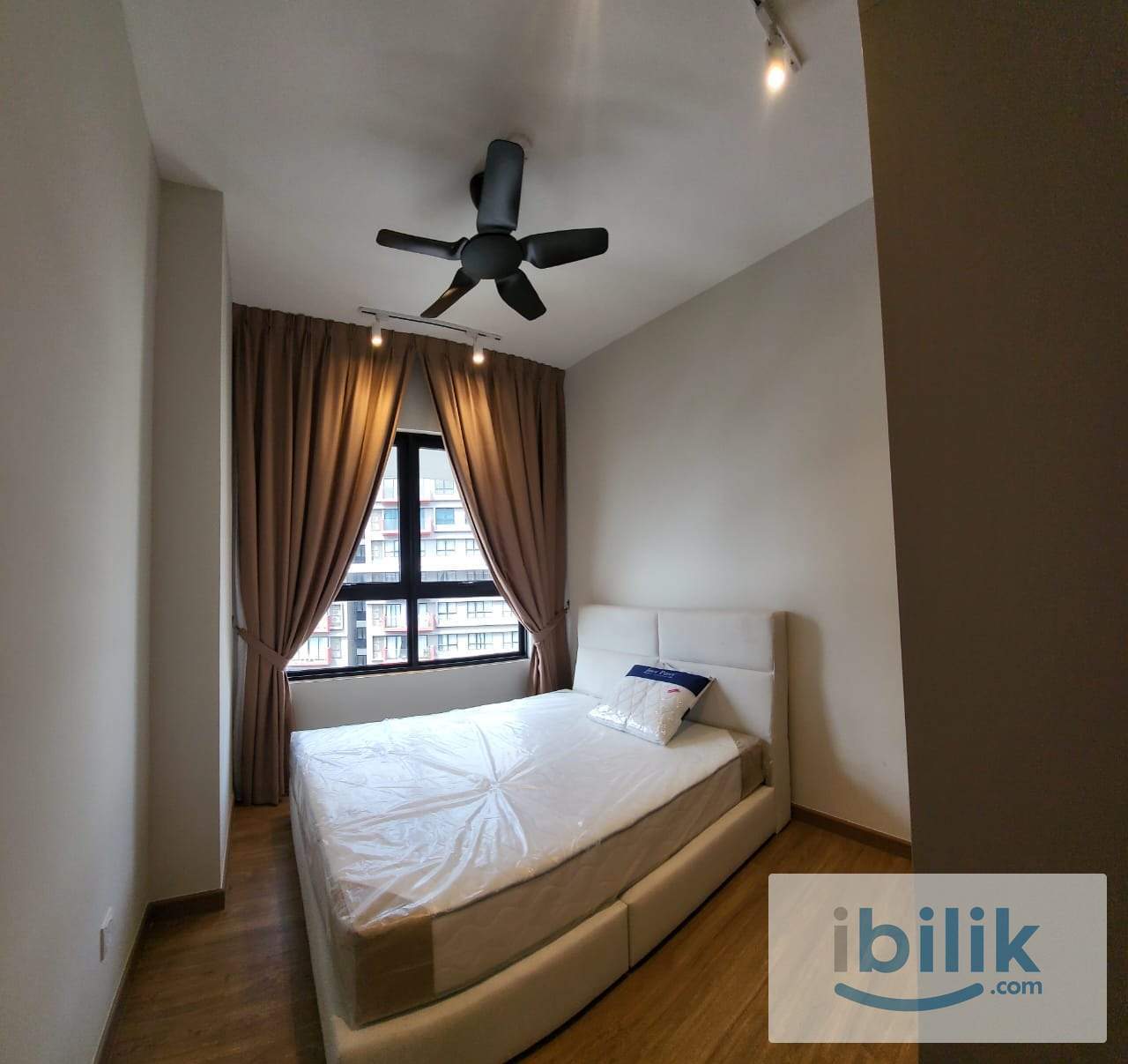 Middle Room + Parking + WiFi - Image 1