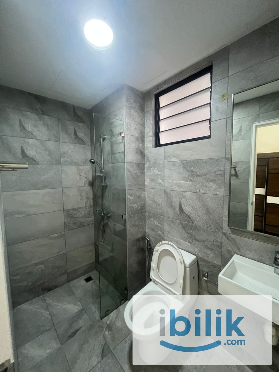 Fully Furnished Balcony room at Equine Residences Seri Kembangan - Image 5