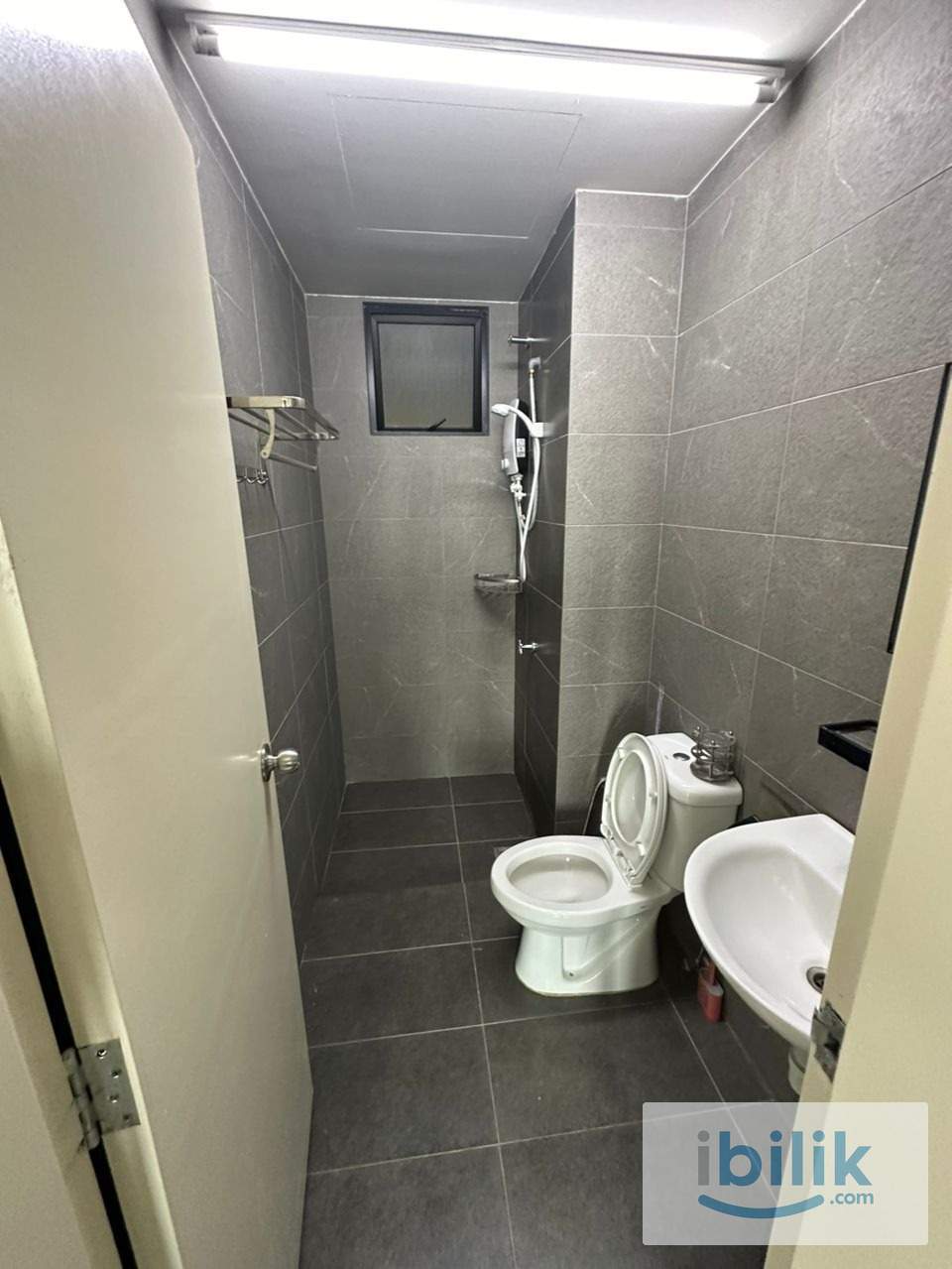 Fully Furnished Middle room at Maxim Majestic Walking to MRT - Image 2