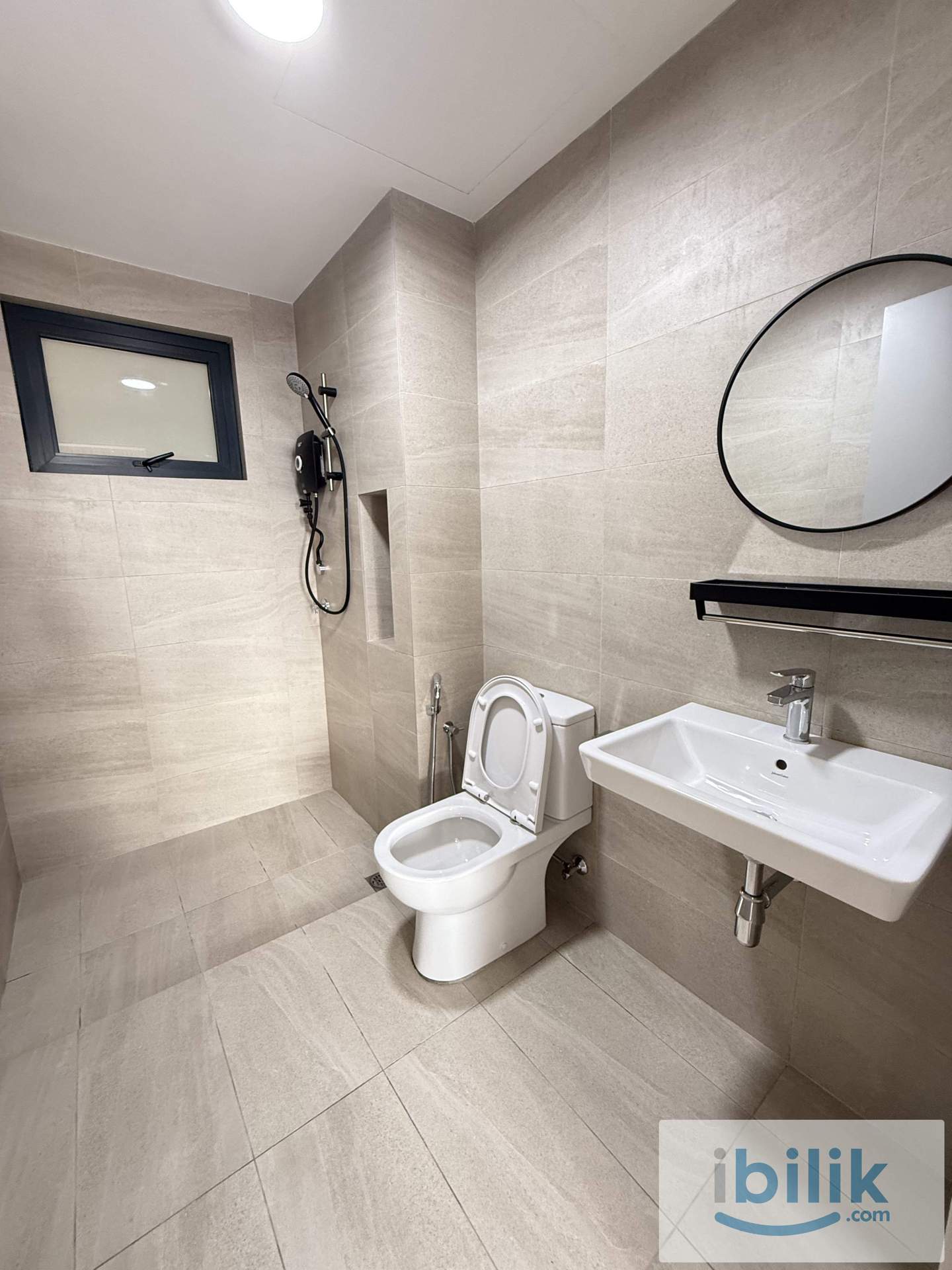 MASTER ROOM w/ Private Bath, 1 Min Walk PUDU LRT, SKYLINE KL, PAVILION - Image 4