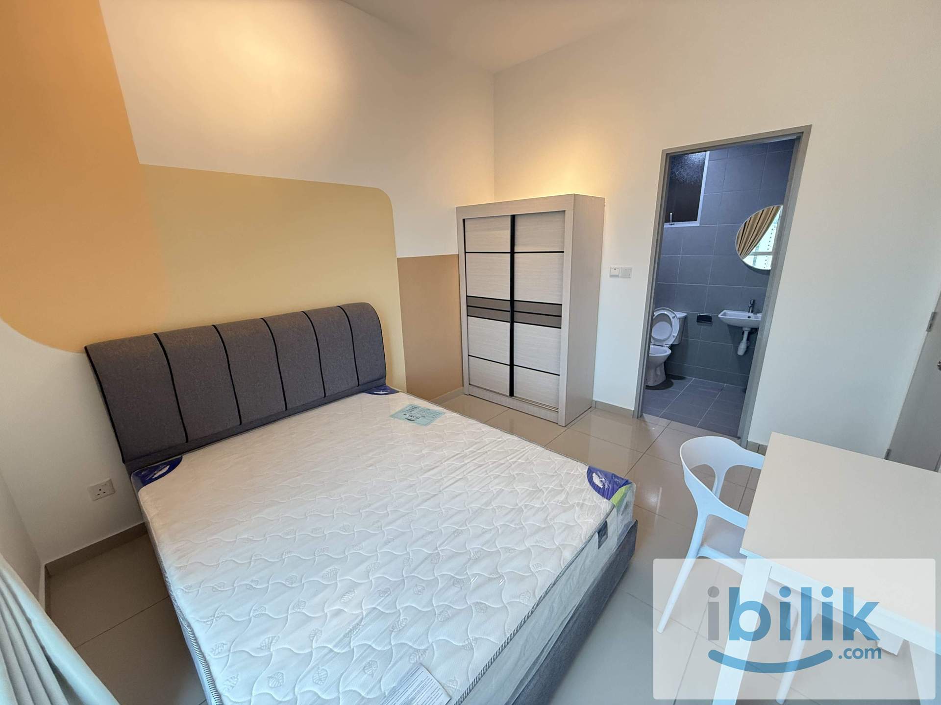 Master Room Attached Bathroom w/ Living Room & Sofa, 30m to LRT - Image 1