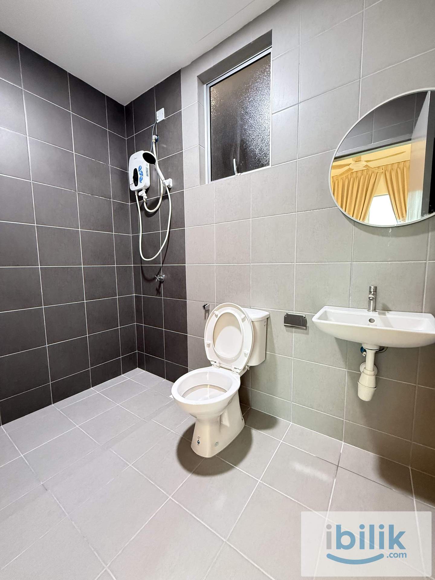 Master Room Attached Bathroom w/ Living Room & Sofa, 30m to LRT - Image 4