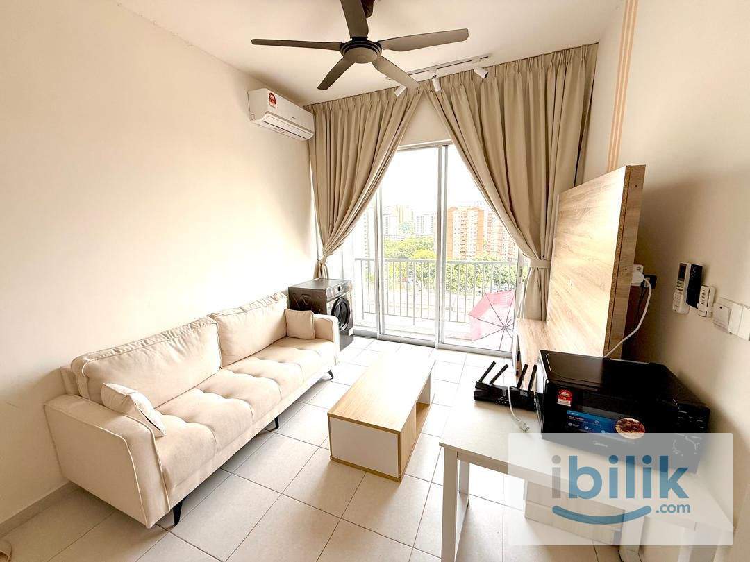 Master Room Attached Bathroom w/ Living Room & Sofa, 30m to LRT - Image 5