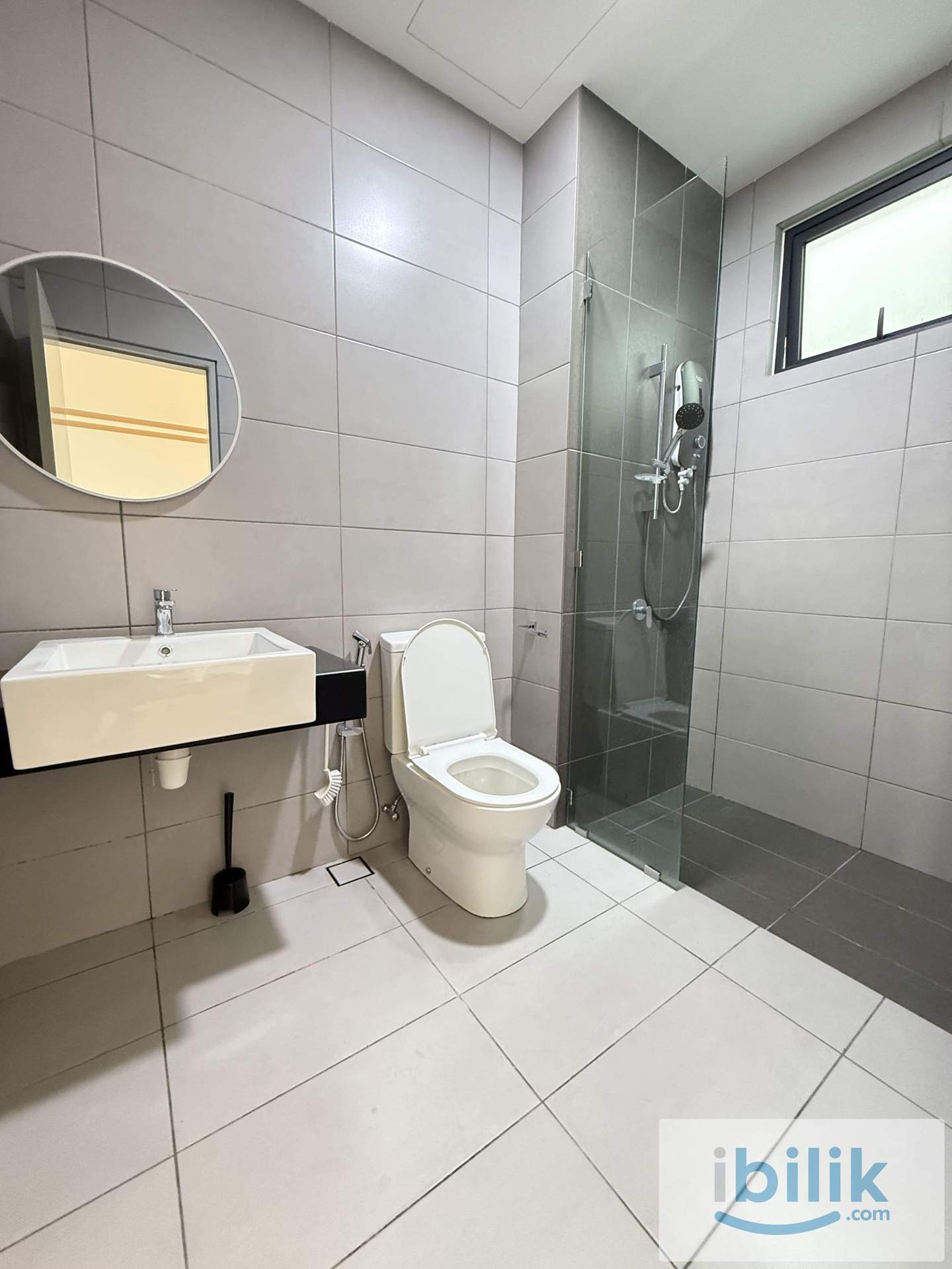 Walk to LRT Cheras, Master Room w/ Private Bathroom, IXORA RESIDENCE - Image 4