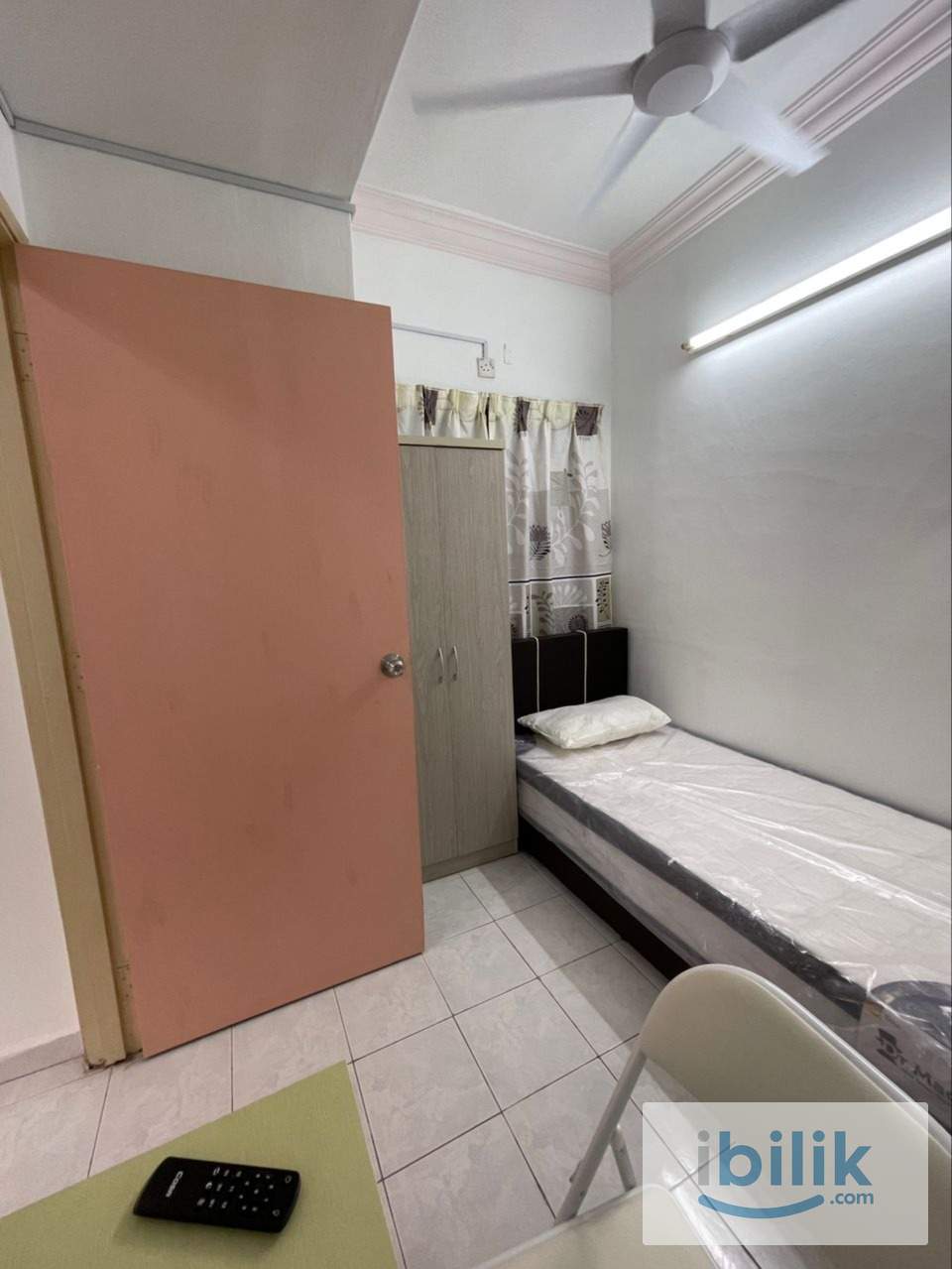 Small room with window fully furnished - Image 4