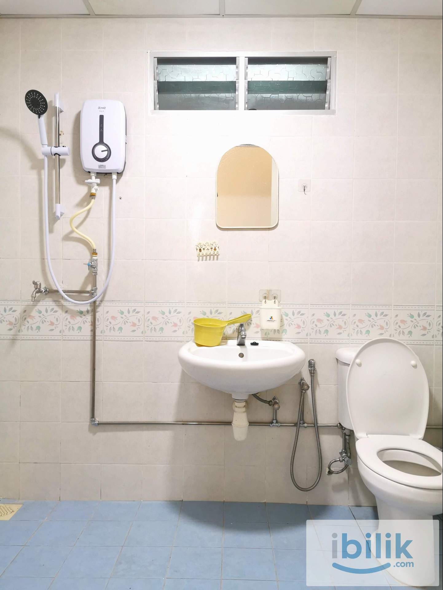 Middle room with aircon near queensbay mall - Image 5