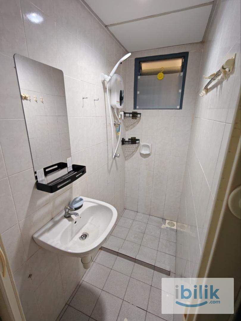 Jelutong middle room near georgetown - Image 3