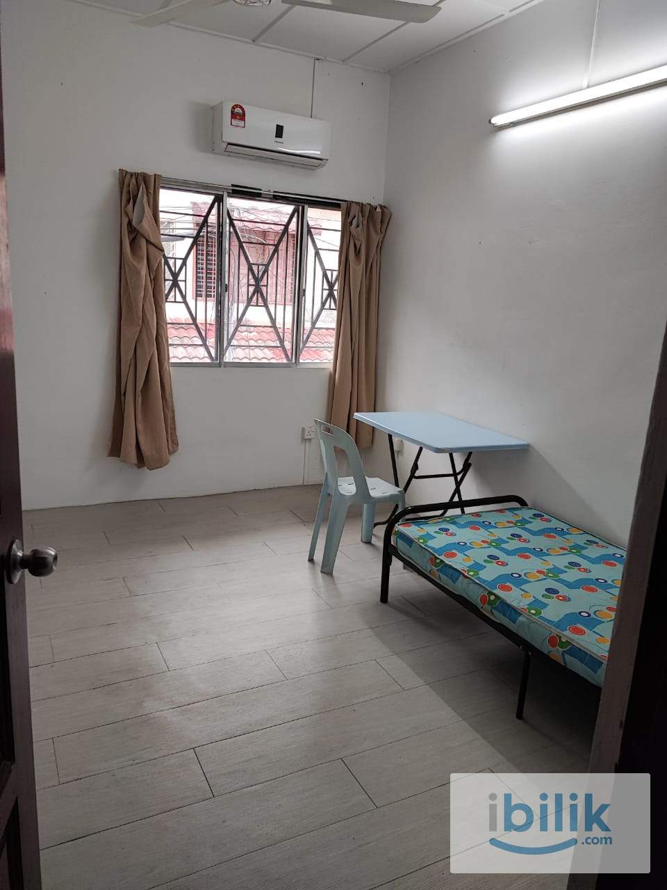 Medium Room Free Wifi & Parking (Meter Aircond) RM350 - Image 1