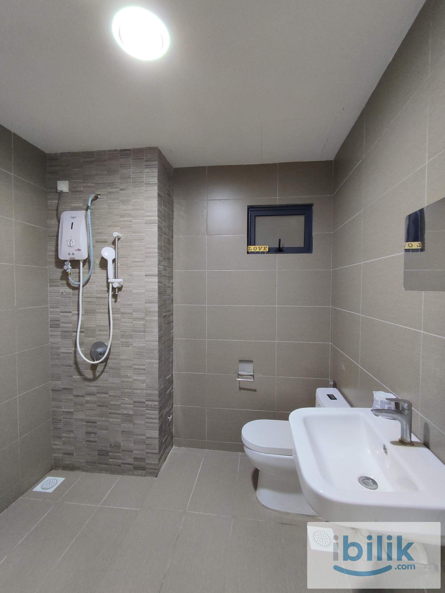 Walk to LRT! Medium Room for Rent! - Image 4