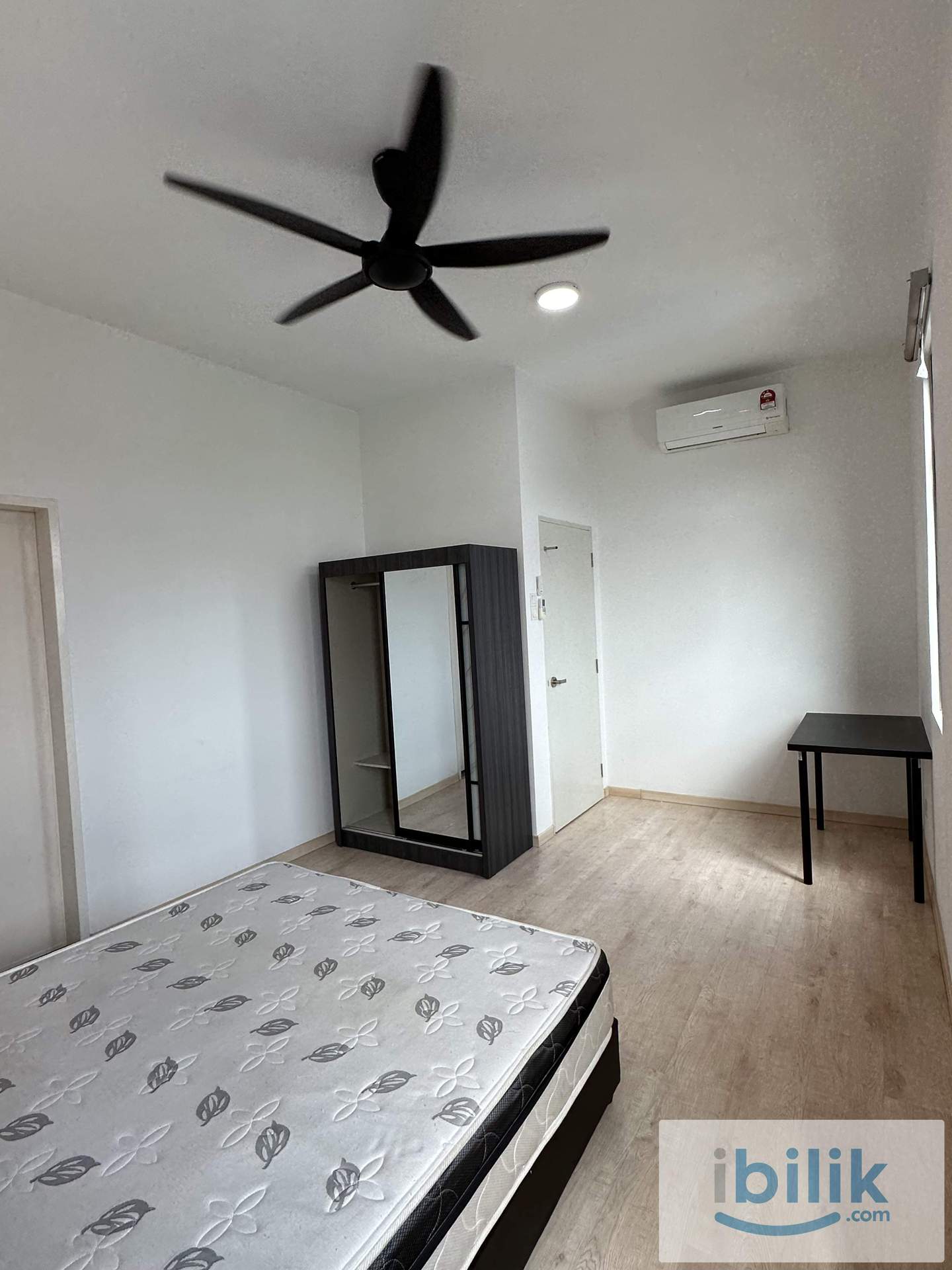Walk to LRT! Master room for rent near apu! - Image 4