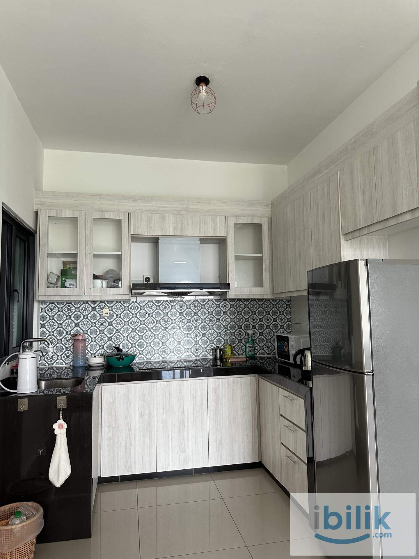 Walk to LRT! Master room for rent near apu! - Image 2