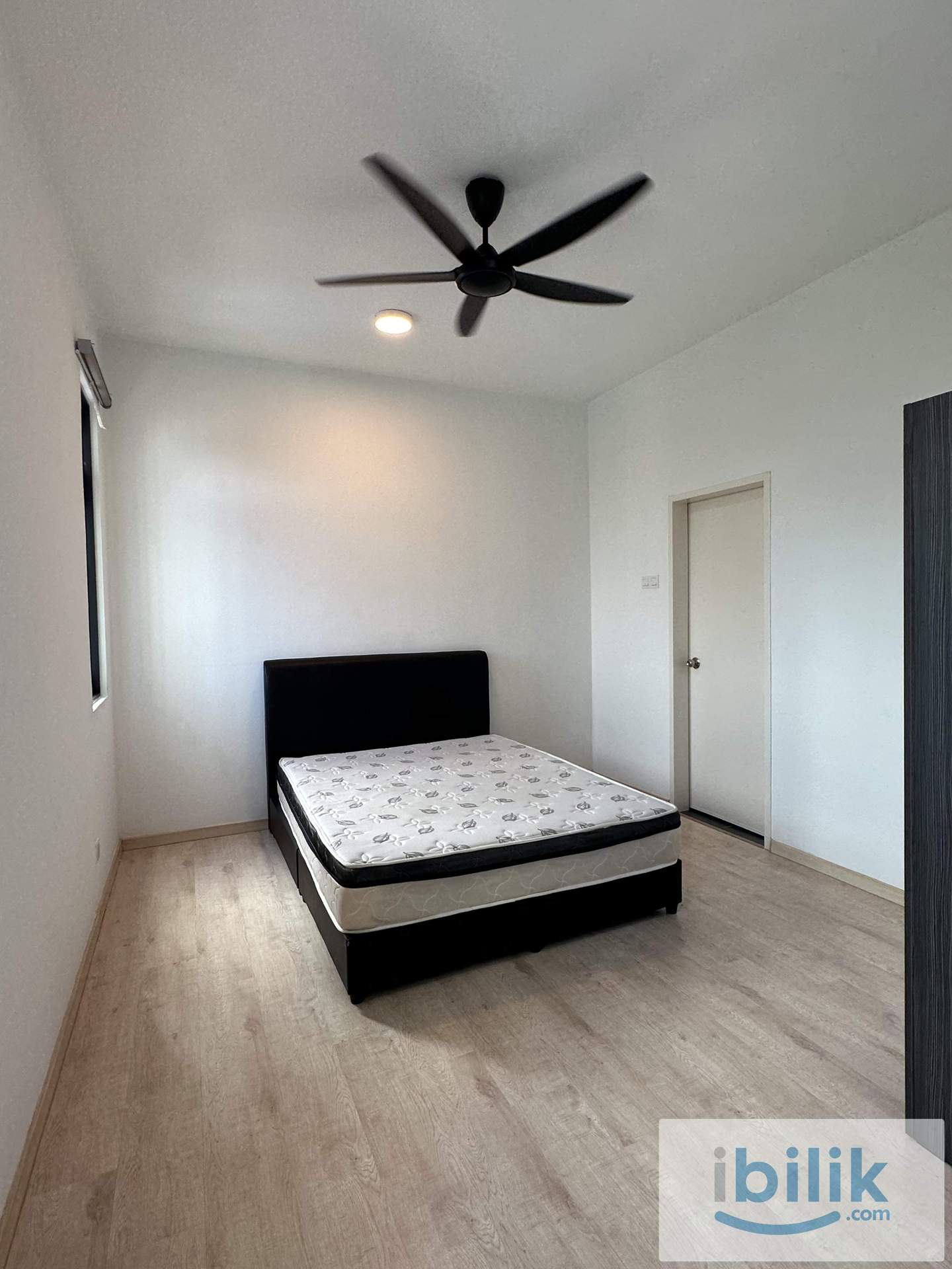 Walk to LRT! Master room for rent near apu! - Image 1