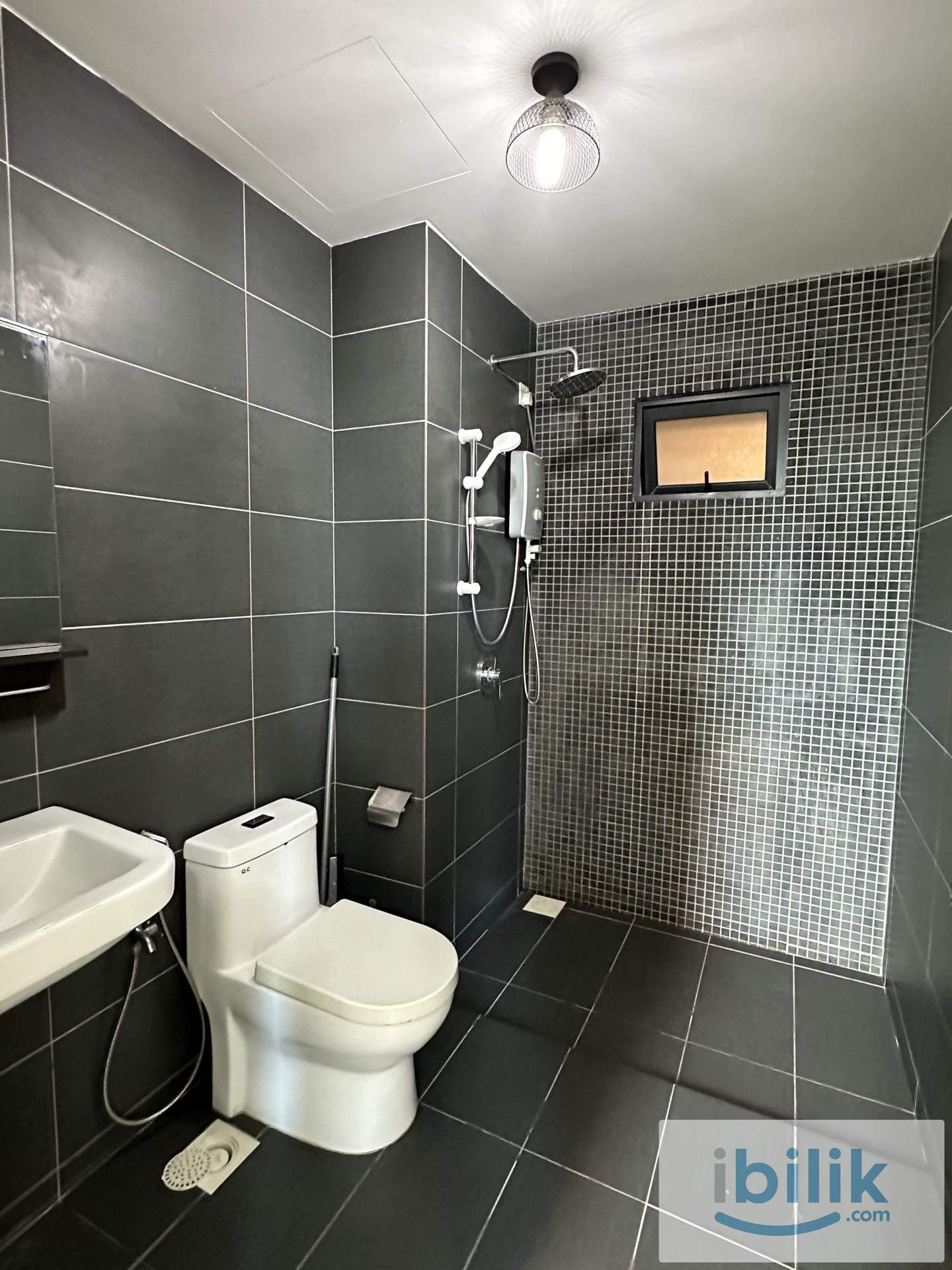 Walk to LRT! Master room for rent near apu! - Image 3