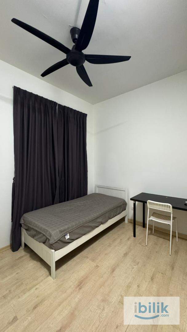 Walk to LRT! Junior Medium Room for Rent! - Image 1