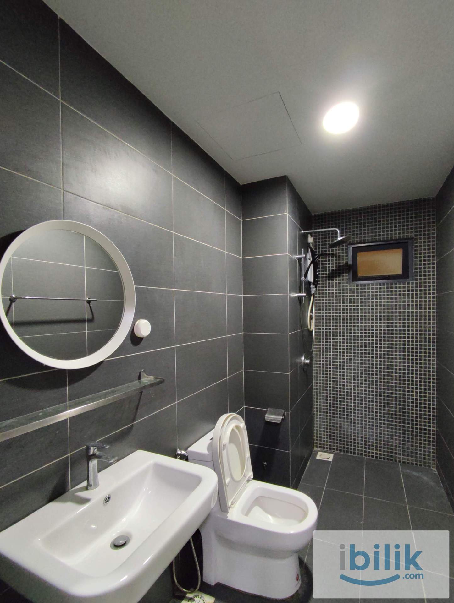 Walk to LRT! Large Master Room for Rent! - Image 2