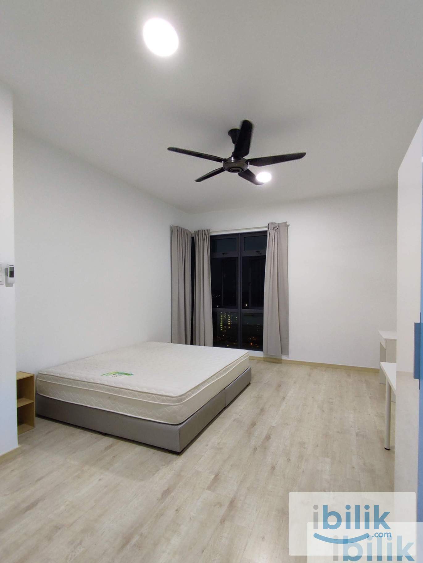 Walk to LRT! Large Master Room for Rent! - Image 1