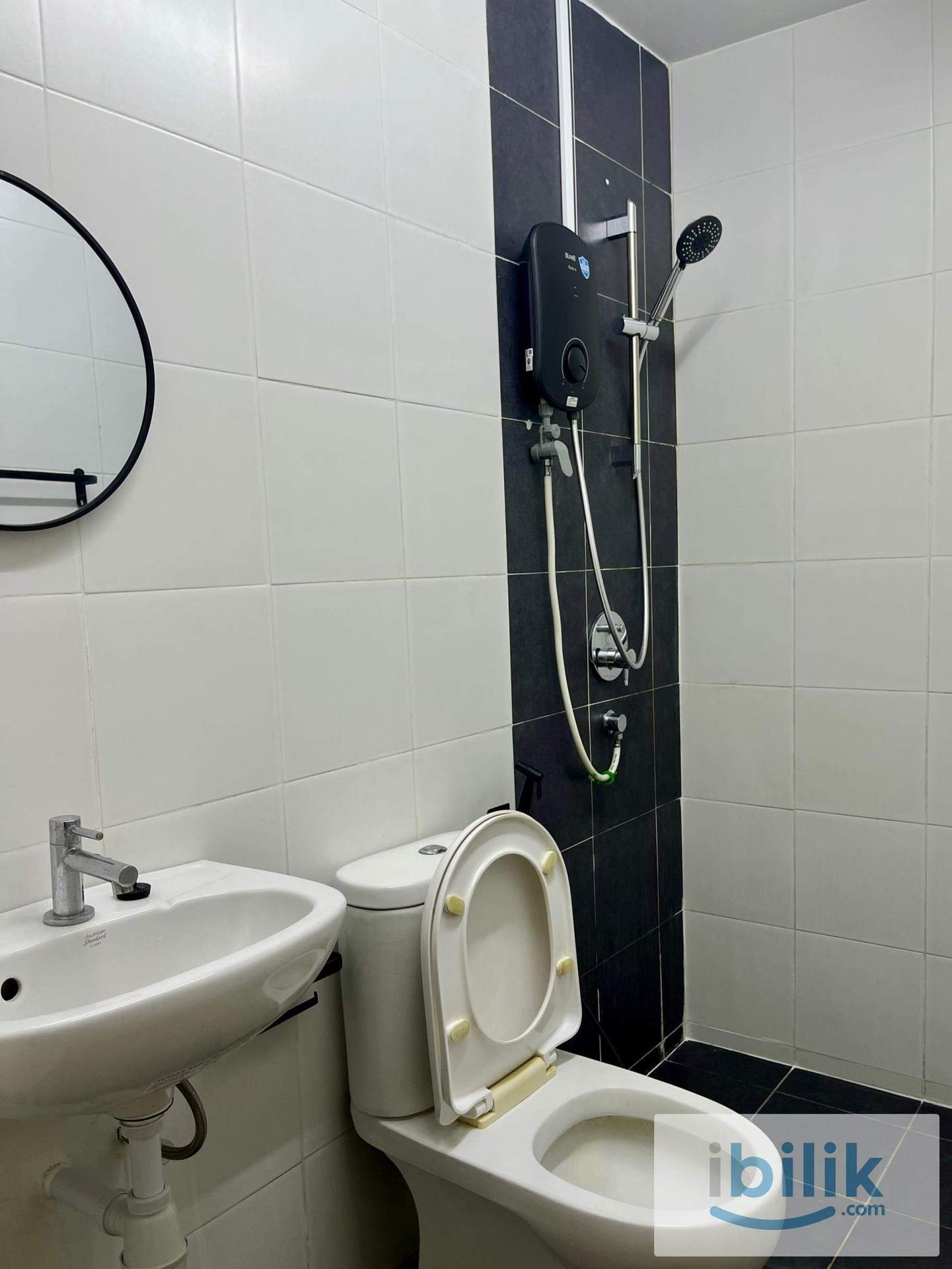 🔥 🔥3 mins walk to LRT Station! BEAUTIFUL bedroom with BALCONY for rent!😍 - Image 1