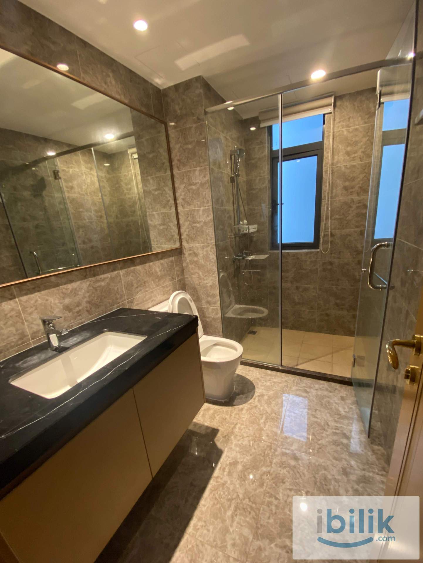 R&F new and Spacious room (big wardrobe) for rent - Image 8
