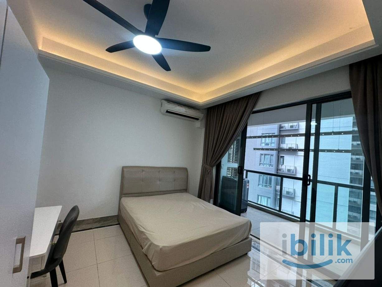 Balcony room with TV and own washer - mins walk to CIQ (Sheltered) - Image 1