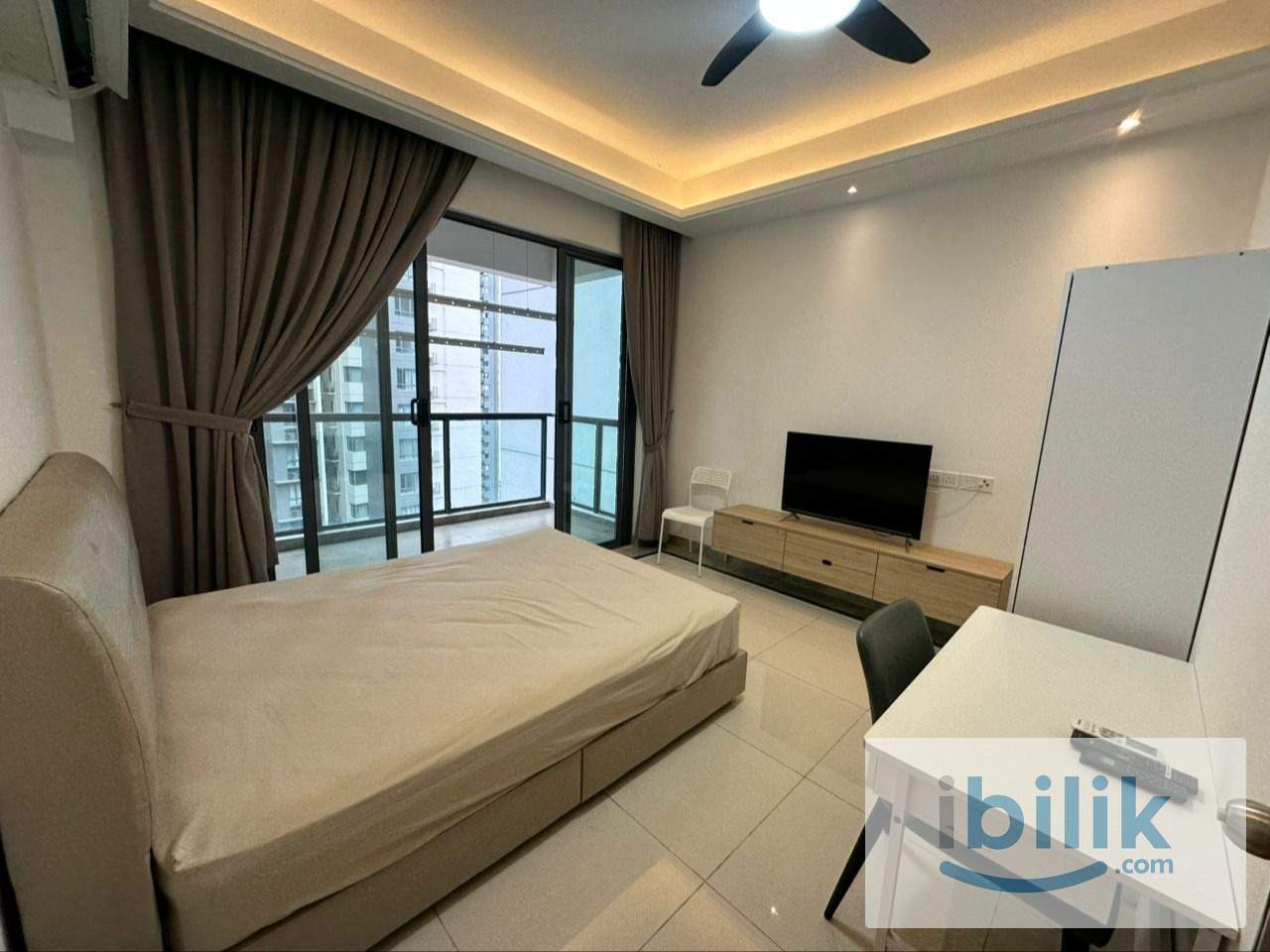 Balcony room with TV and own washer - mins walk to CIQ (Sheltered) - Image 2