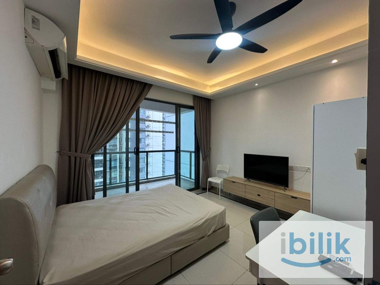 Balcony room with TV and own washer - mins walk to CIQ (Sheltered) - Image 3