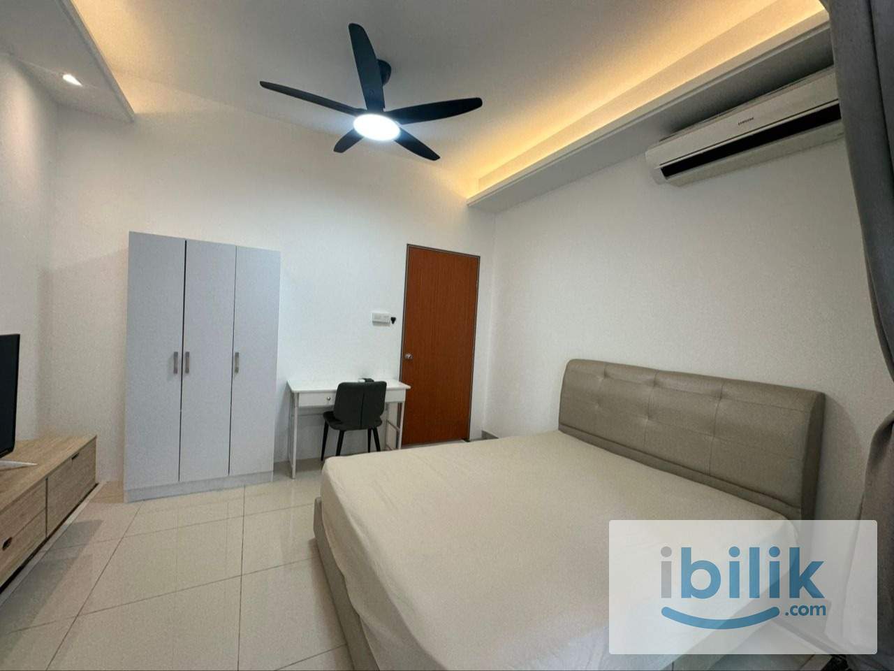 Balcony room with TV and own washer - mins walk to CIQ (Sheltered) - Image 4