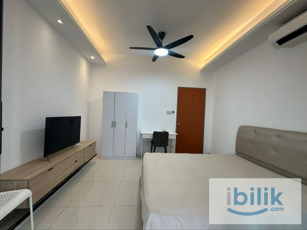 Balcony room with TV and own washer - mins walk to CIQ (Sheltered) - Image 6
