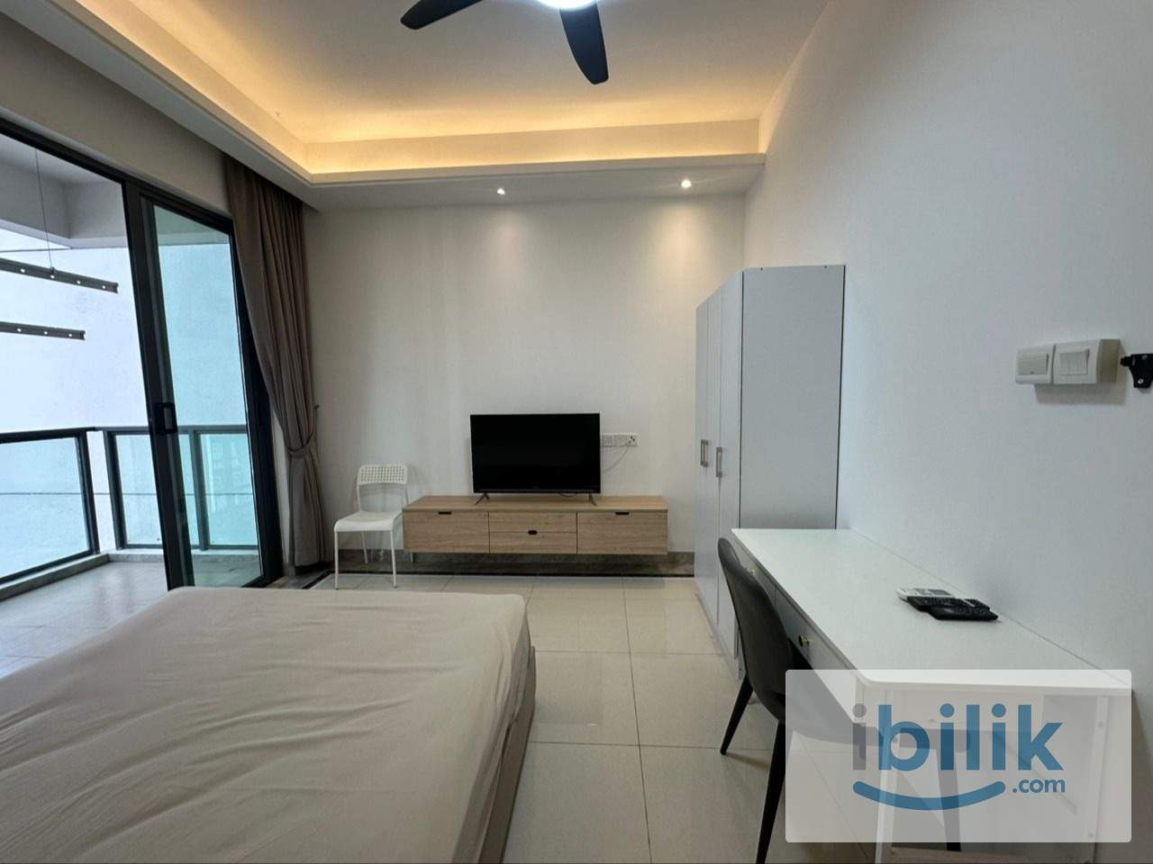 Balcony room with TV and own washer - mins walk to CIQ (Sheltered) - Image 7