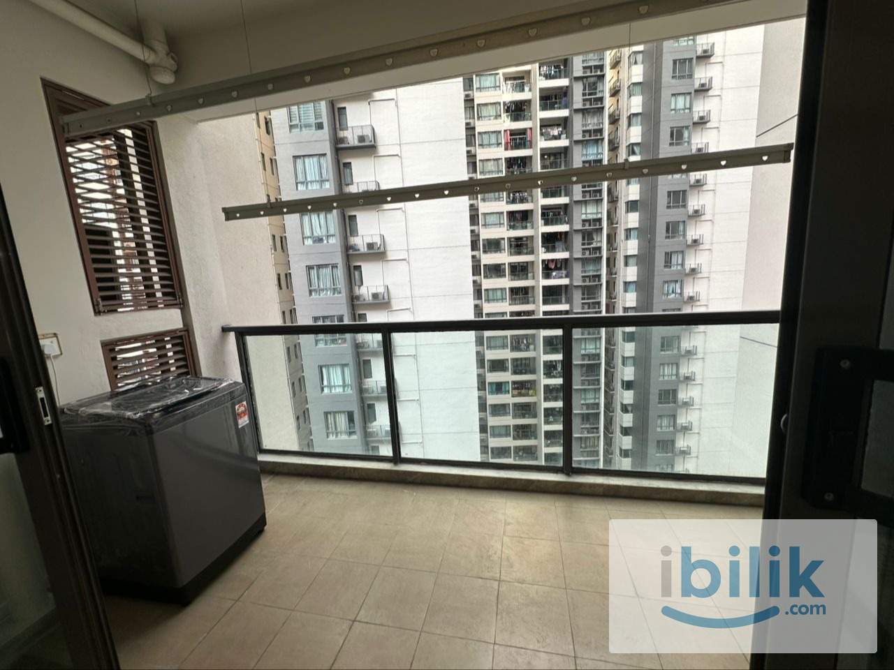 Balcony room with TV and own washer - mins walk to CIQ (Sheltered) - Image 8