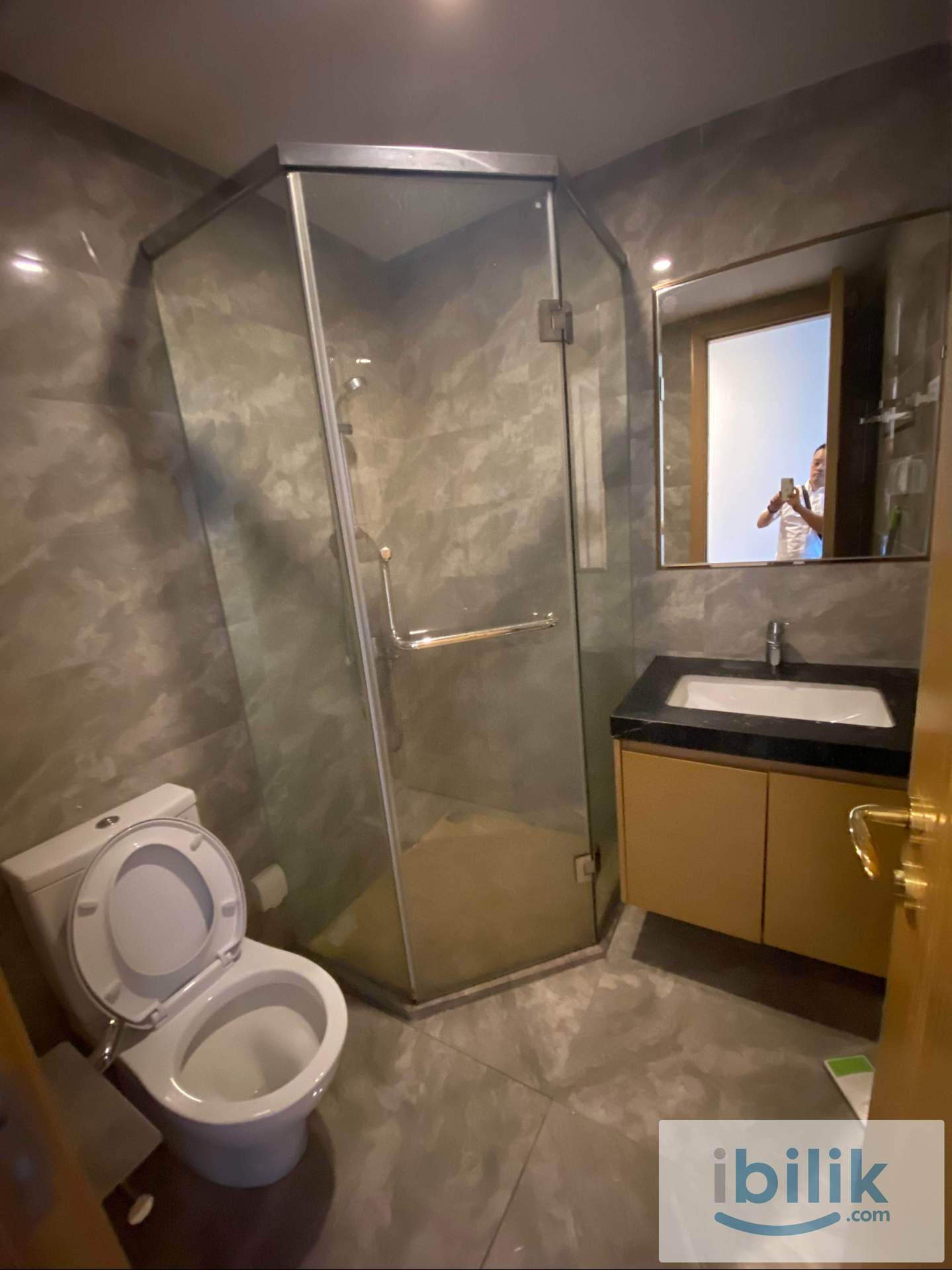 Master Bedroom (Sea View) at R&F mall - few mins walk to CIQ - Image 4