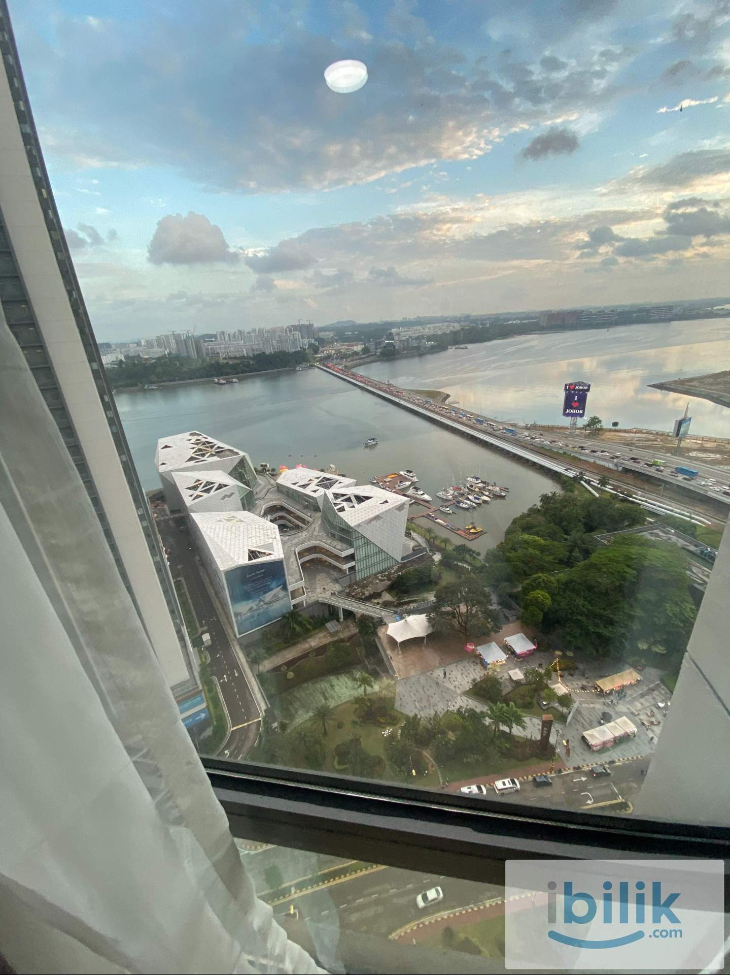 Master Bedroom (Sea View) at R&F mall - few mins walk to CIQ - Image 5