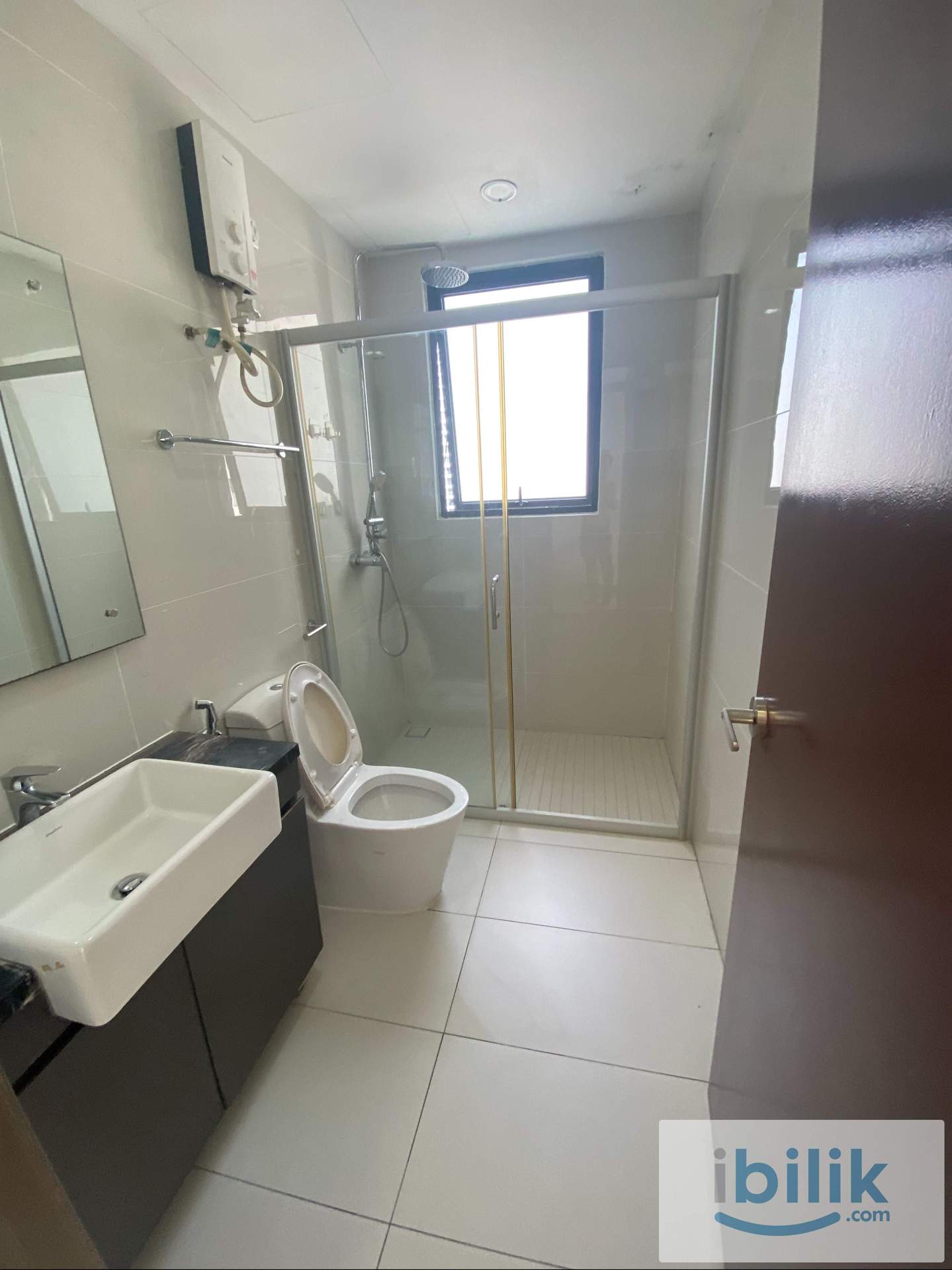 Big Master bedroom (Seaview) at country garden danga bay - Image 5