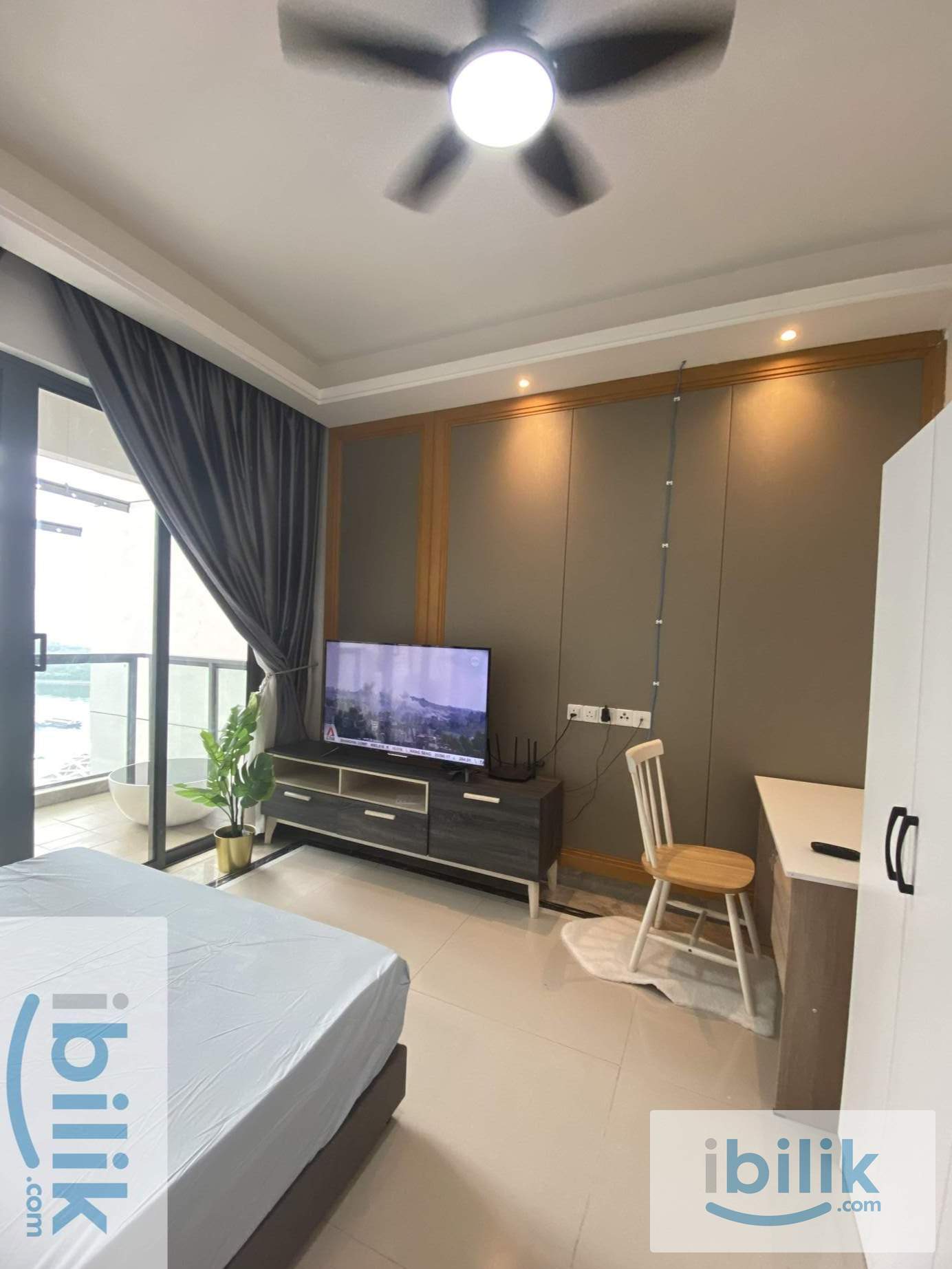 Balcony room  (Own washer) at R&F mall for rent - Image 6