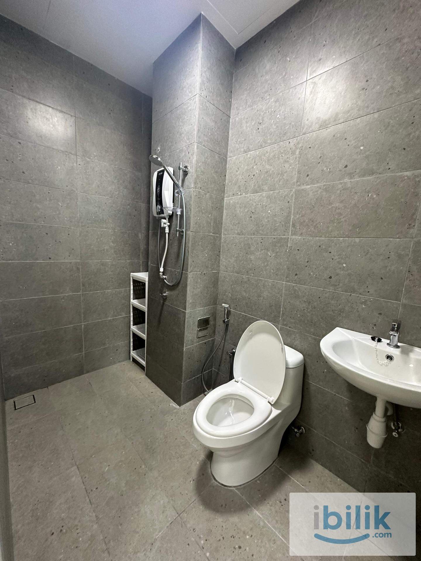 Middle room at Verando Residence (Free rental promotion) - Image 4