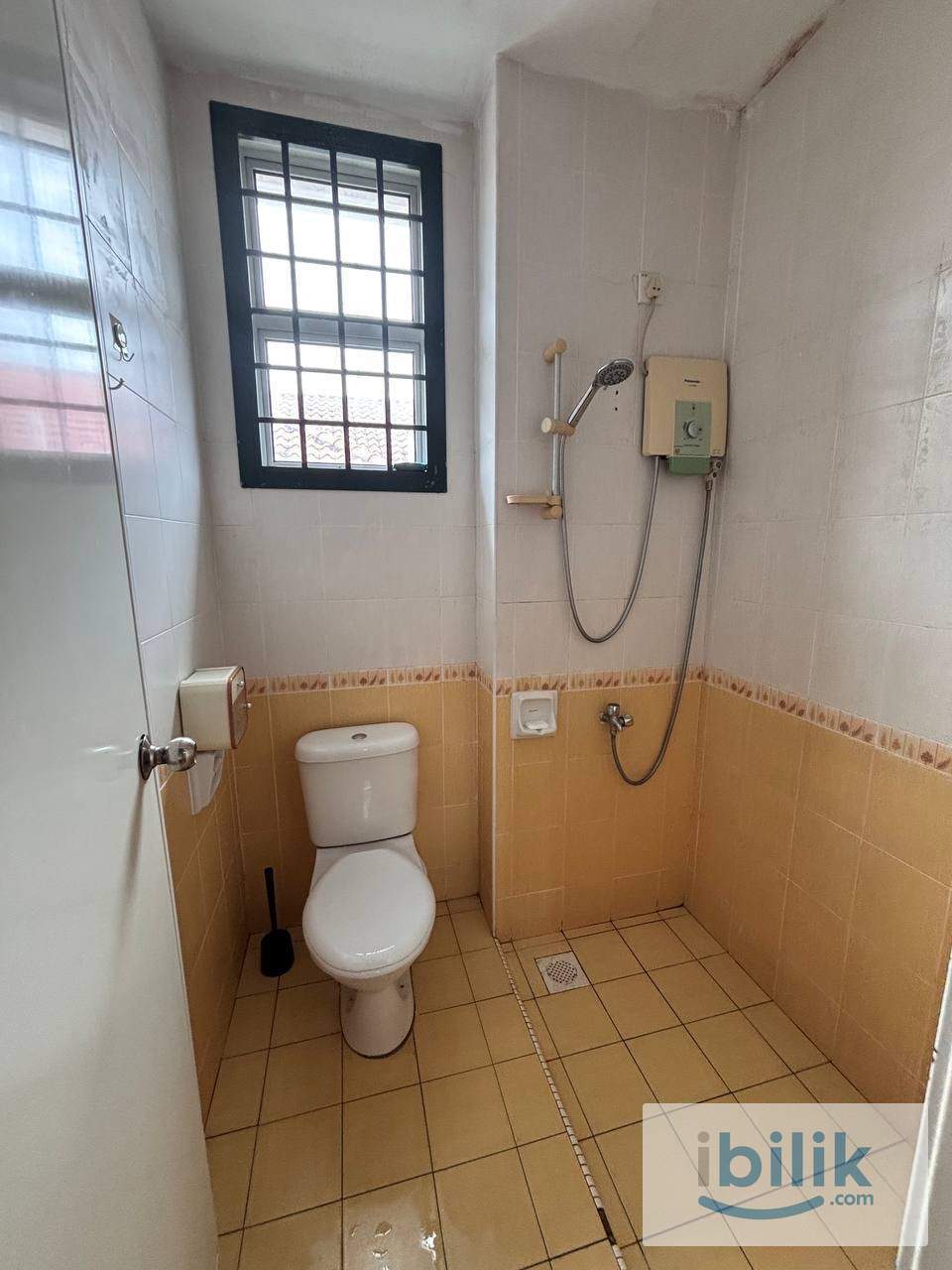 Common room with toilet, Taman Gaya, Ulu Tiram - Image 2