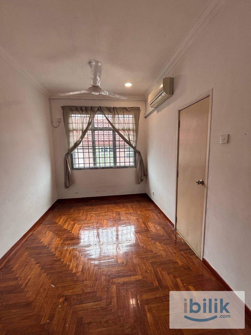 Common room with toilet, Taman Gaya, Ulu Tiram - Image 3