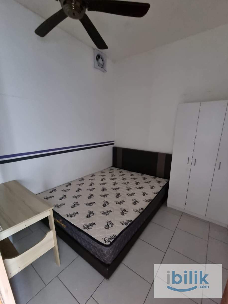 Air cond big Room at Astetica Residences, Seri Kembangan, walking distance to KTM & the Mines Mall , 5 min to UPM - Image 5