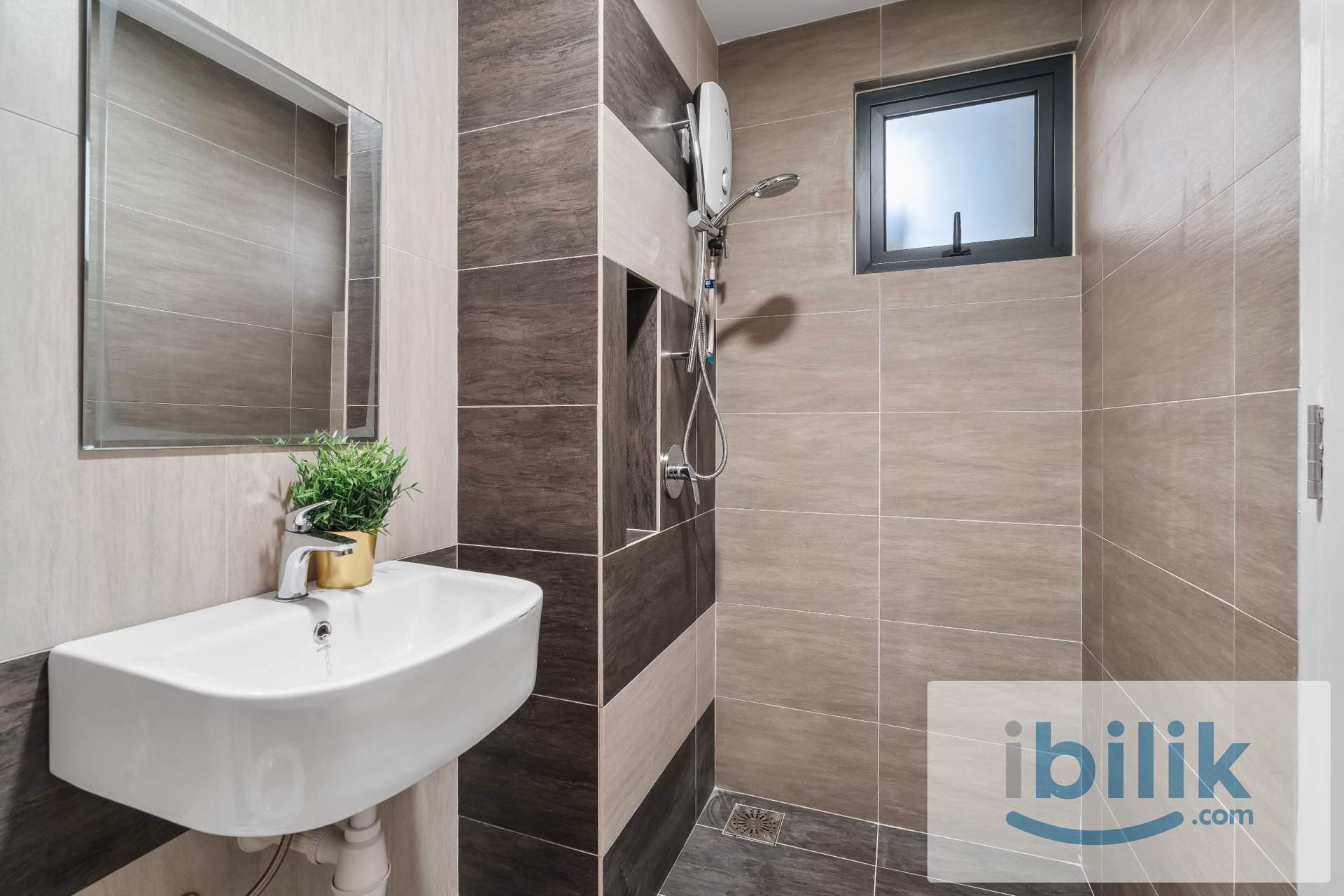 Master Room at Aster Residence near to MRT Tmn Connaught - Image 4