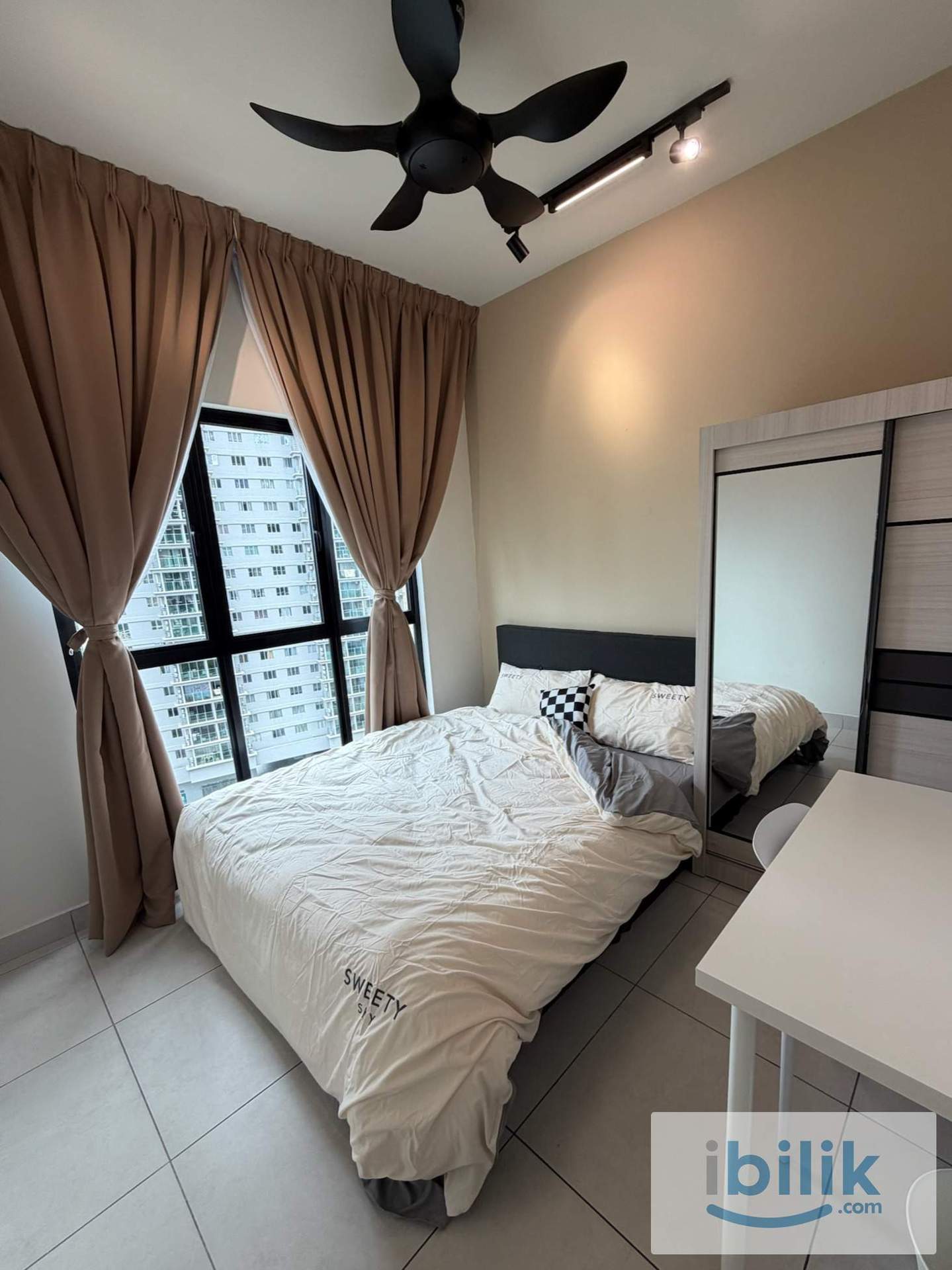 Middle Bedroom - Image 1