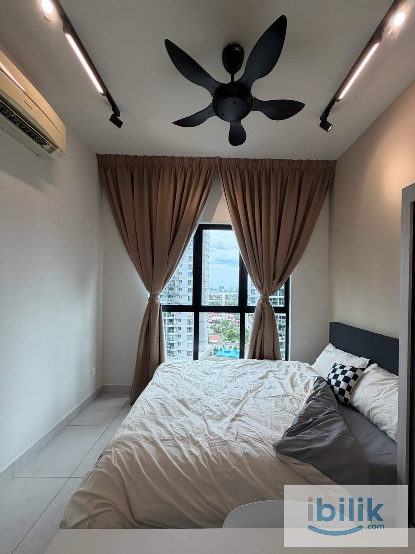 Middle Bedroom - Image 3