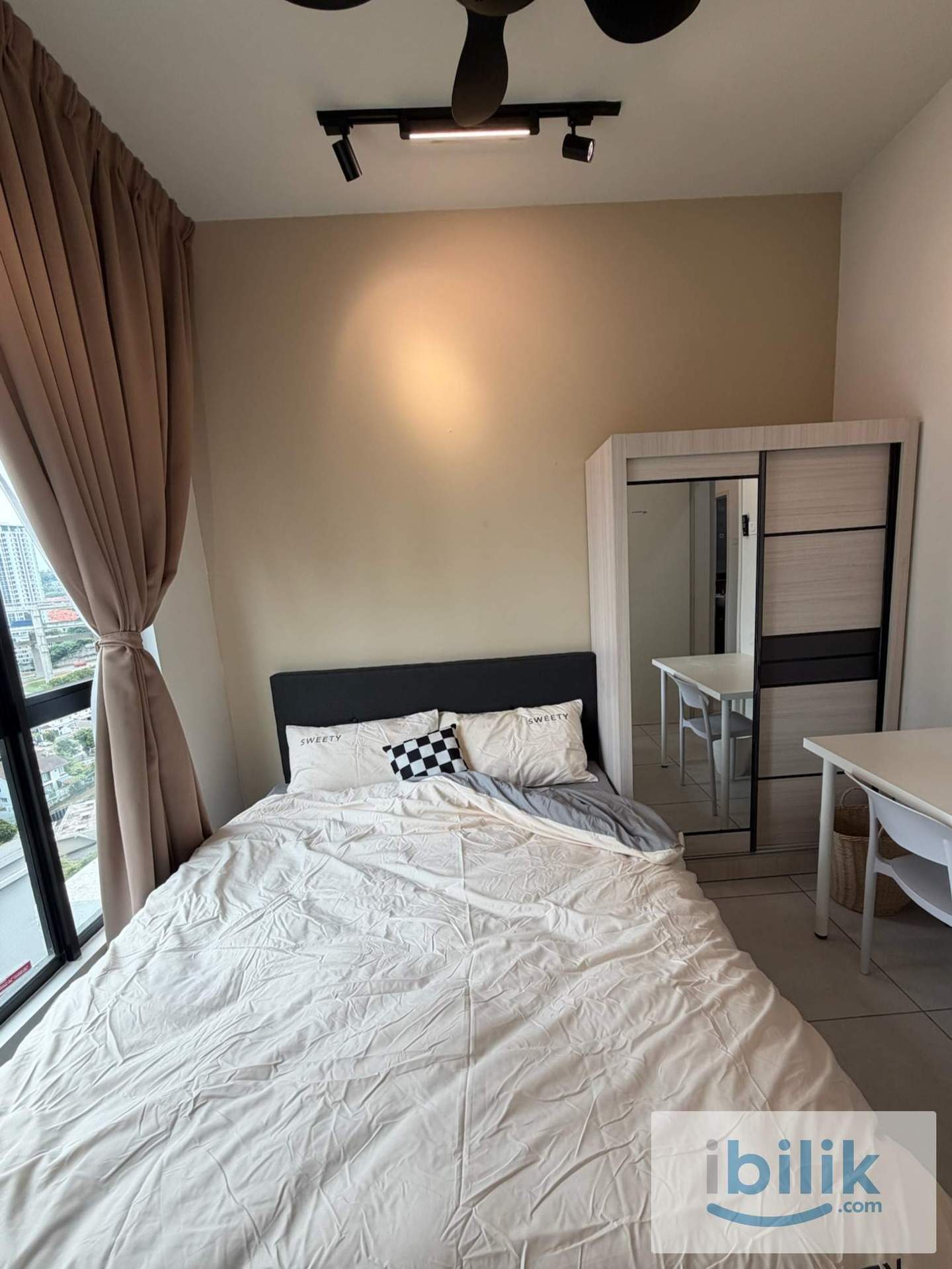 Middle Bedroom - Image 4