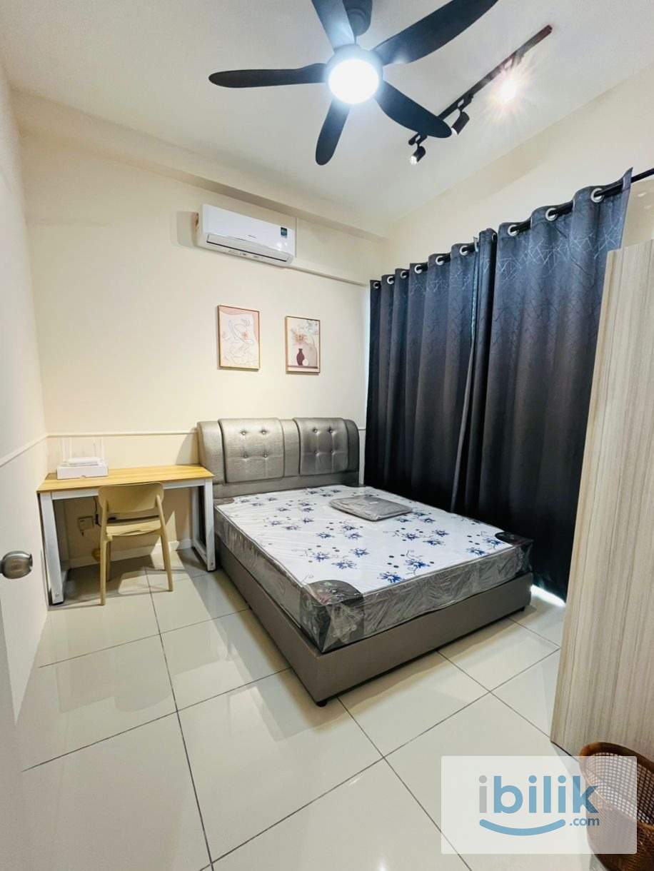Stylish Middle Room with Balcony at Fortune Perdana Lakeside, Kepong - Image 1
