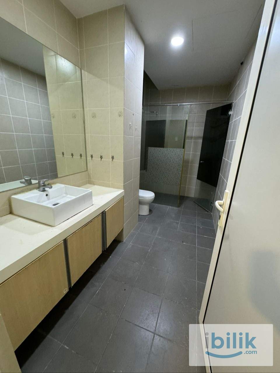 Luxury Middle Room at Southbay Plaza, Batu Maung - Image 4