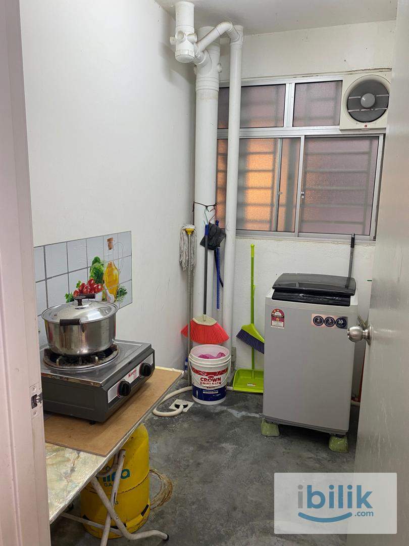 Middle Room for Rent - Image 4