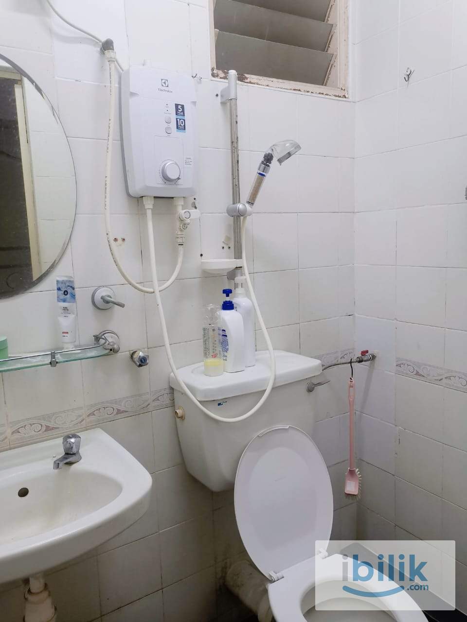 Large Middle room for rent - Image 5