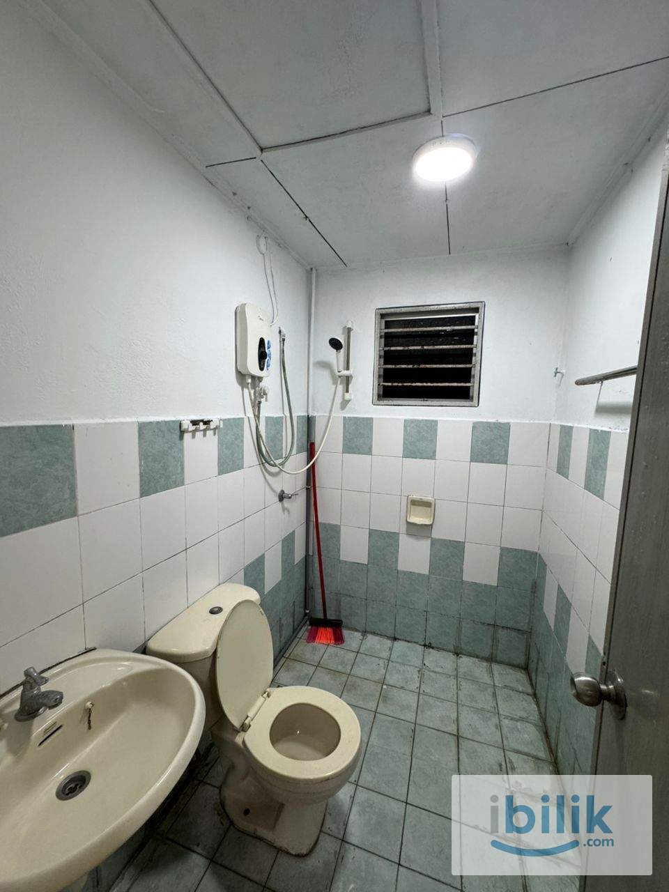 Female unit master room fully furnished mix race for rent - Image 4