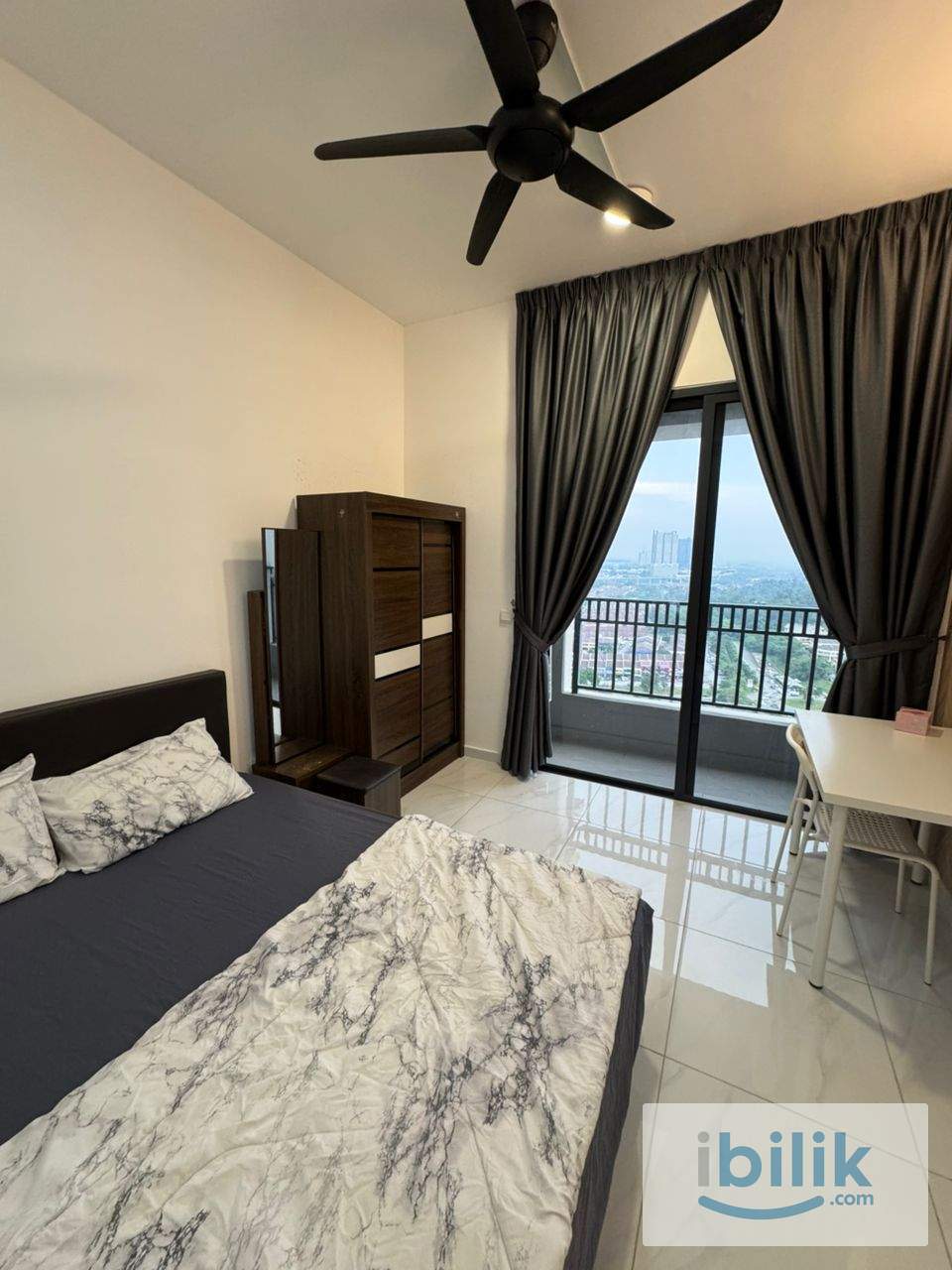 Equine Residence middle balcony room for rent - Image 3