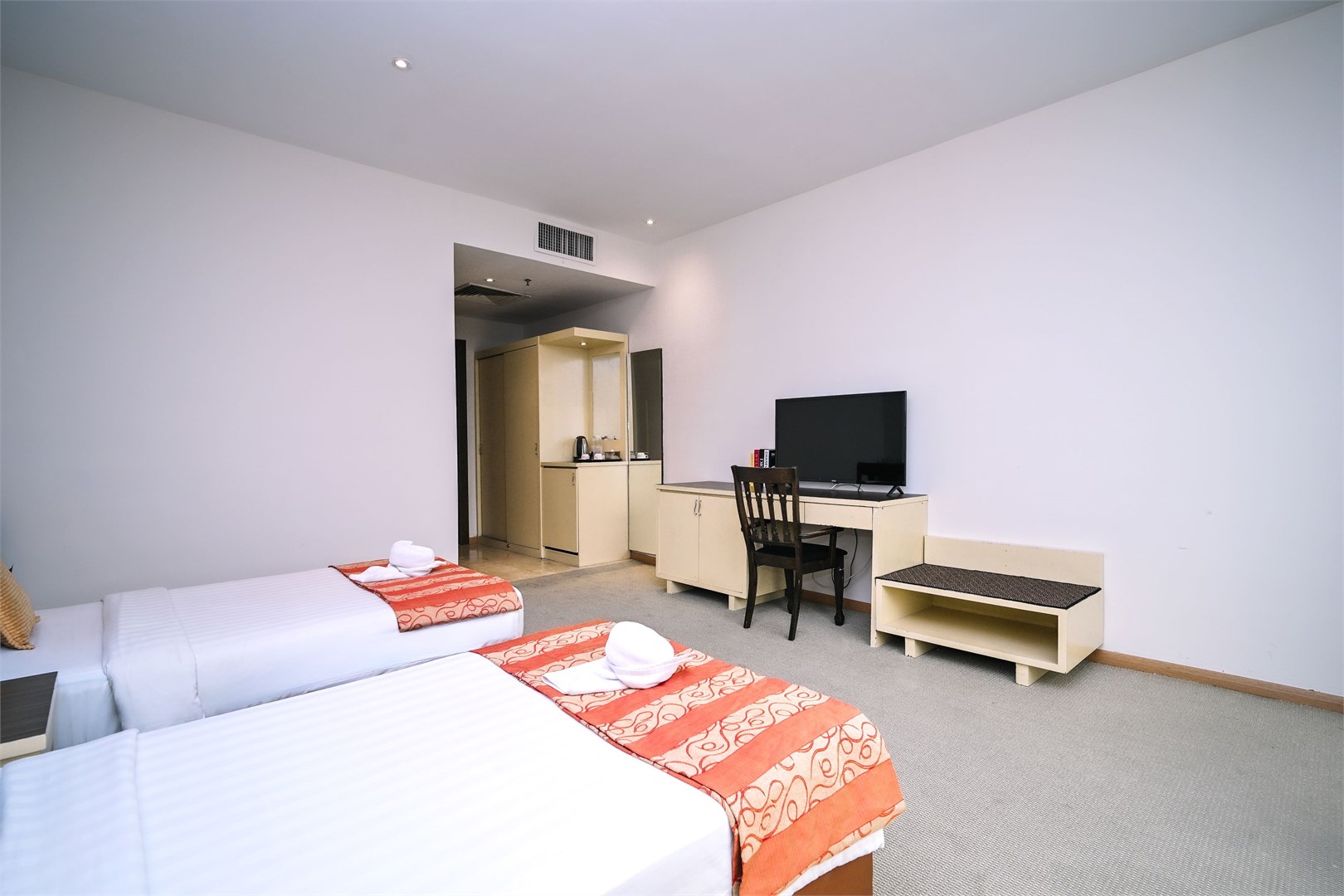 Deluxe Twin Room - Image 4