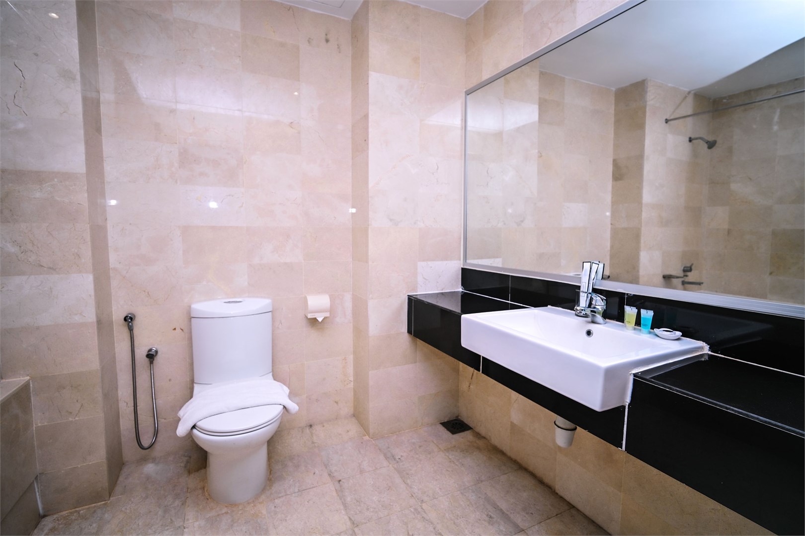 Deluxe Twin Room - Image 5